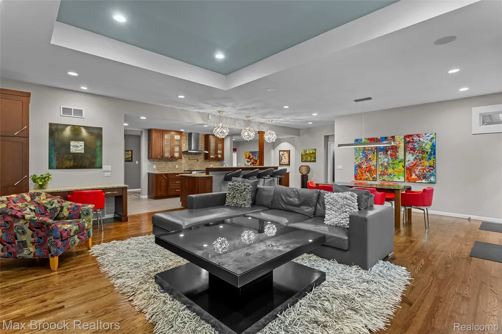 18639 Warwick Street Beverly Hills Village, MI 48025