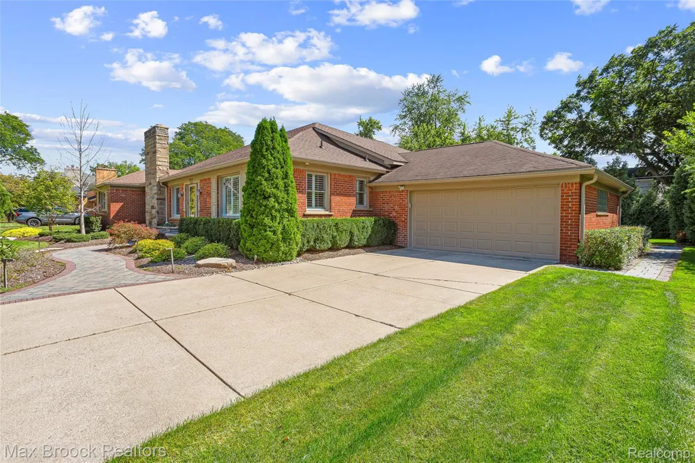 18639 Warwick Street Beverly Hills Village, MI 48025