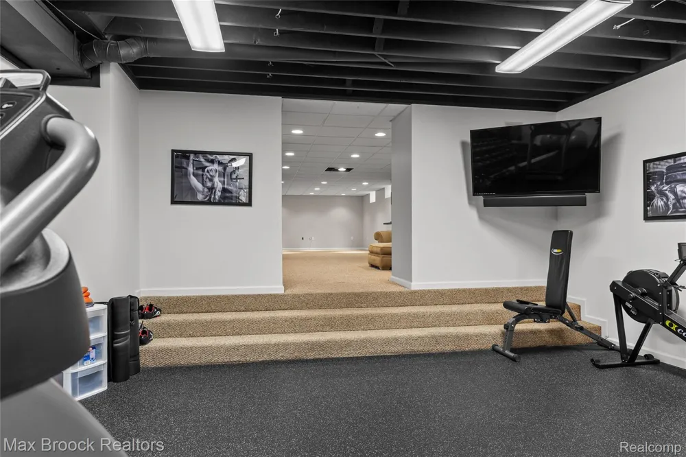 18639 Warwick Street Beverly Hills Village, MI 48025