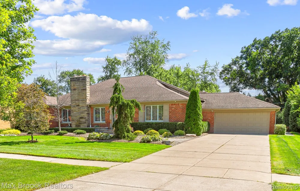 18639 Warwick Street Beverly Hills Village, MI 48025