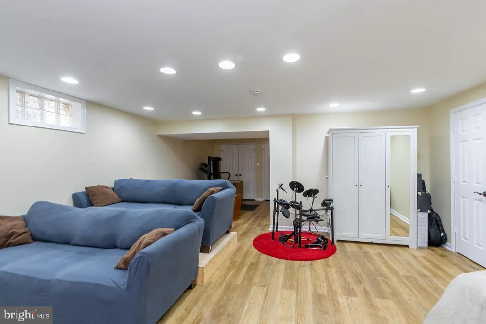 1700 ABBEY OAK DRIVE Vienna, VA 22182