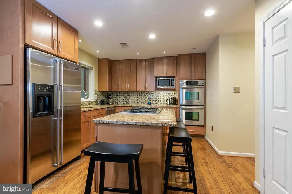 1700 ABBEY OAK DRIVE Vienna, VA 22182