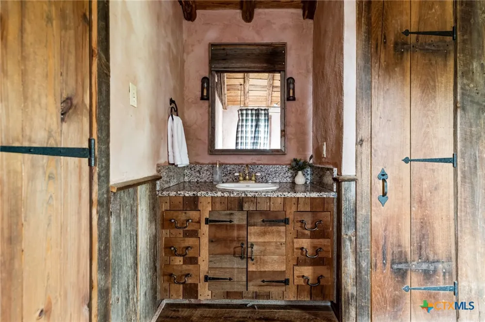 401 Clear Creek Lane Fredericksburg, TX 78624