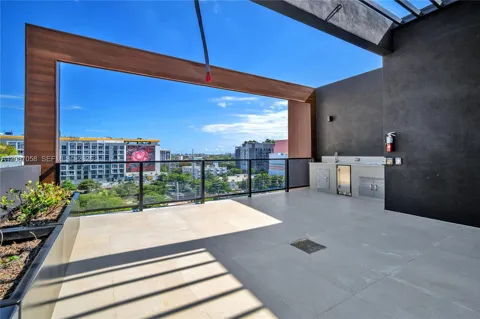 91 NW 27th St #502