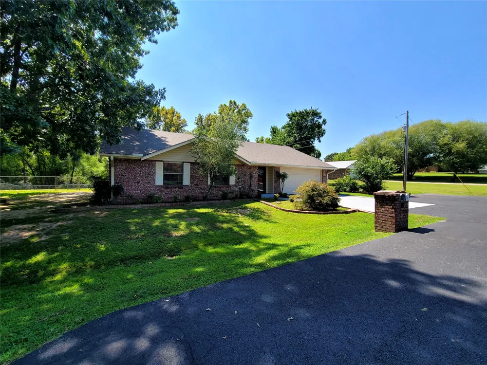 112 Meadowlark Eufaula, OK 74432