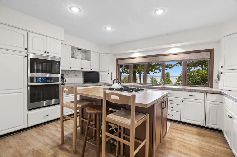 11400 Peninsula Drive Peninsula Township, MI 49686