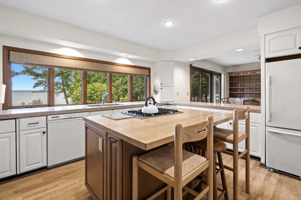 11400 Peninsula Drive Peninsula Township, MI 49686