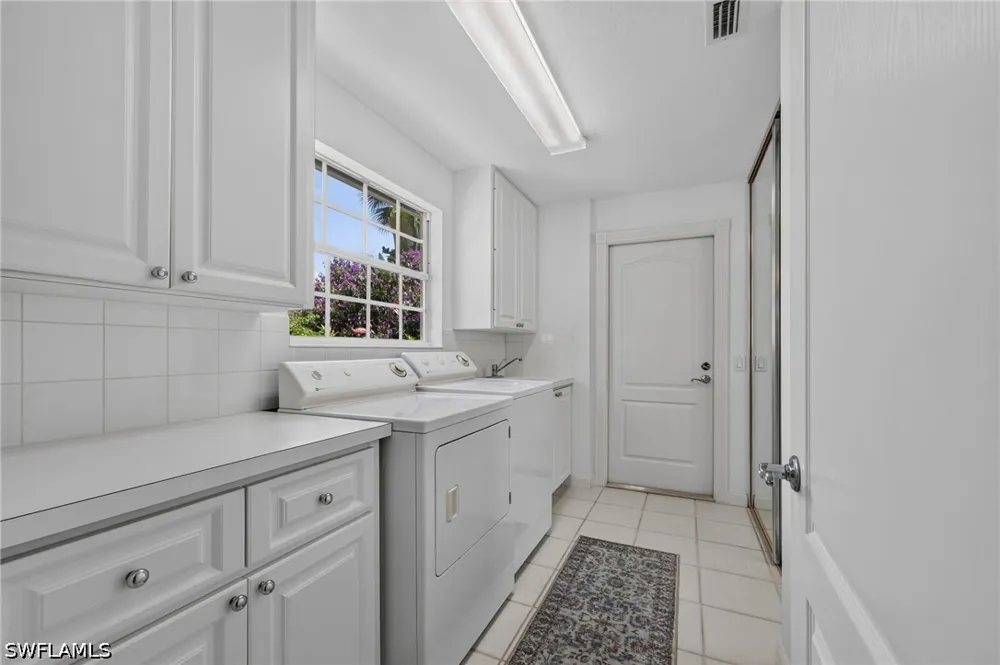 Los Altos Court E Naples, FL 34109