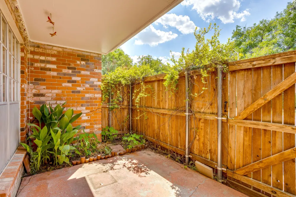 901 Roaring Springs Road Fort Worth, TX 76114