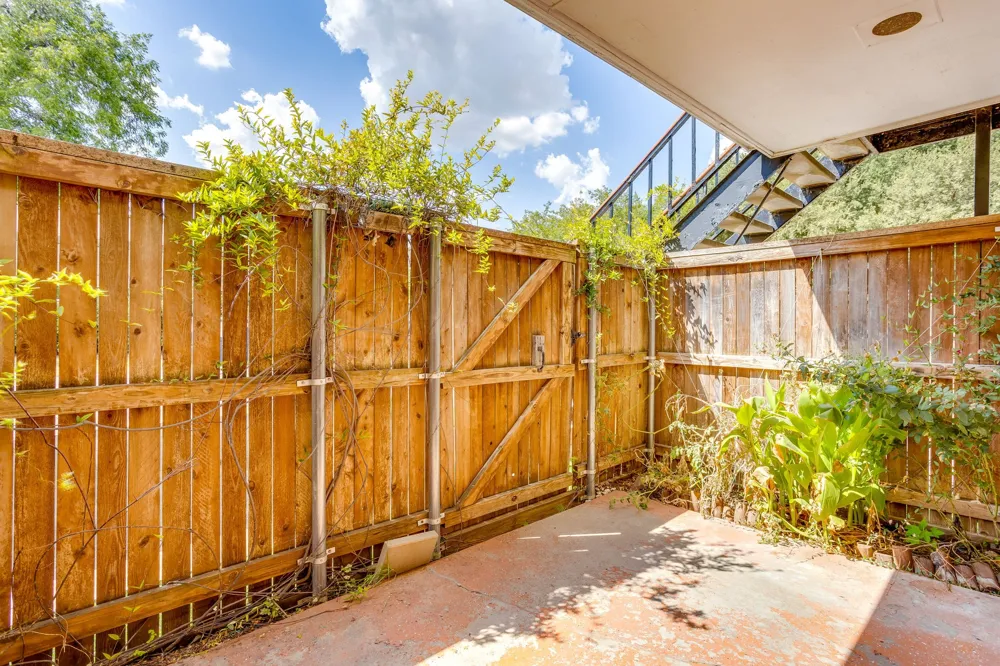 901 Roaring Springs Road Fort Worth, TX 76114