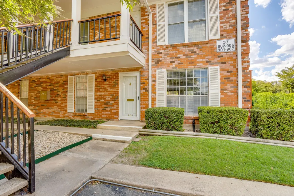 901 Roaring Springs Road Fort Worth, TX 76114