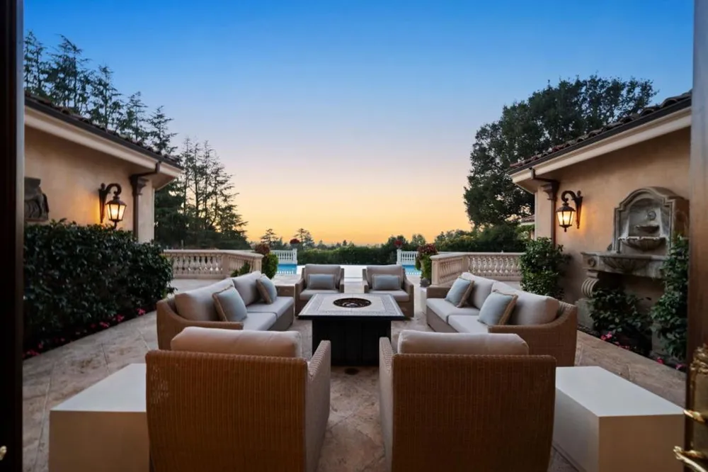 10285 Magdalena Road Los Altos Hills, CA 94024