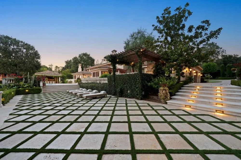 10285 Magdalena Road Los Altos Hills, CA 94024
