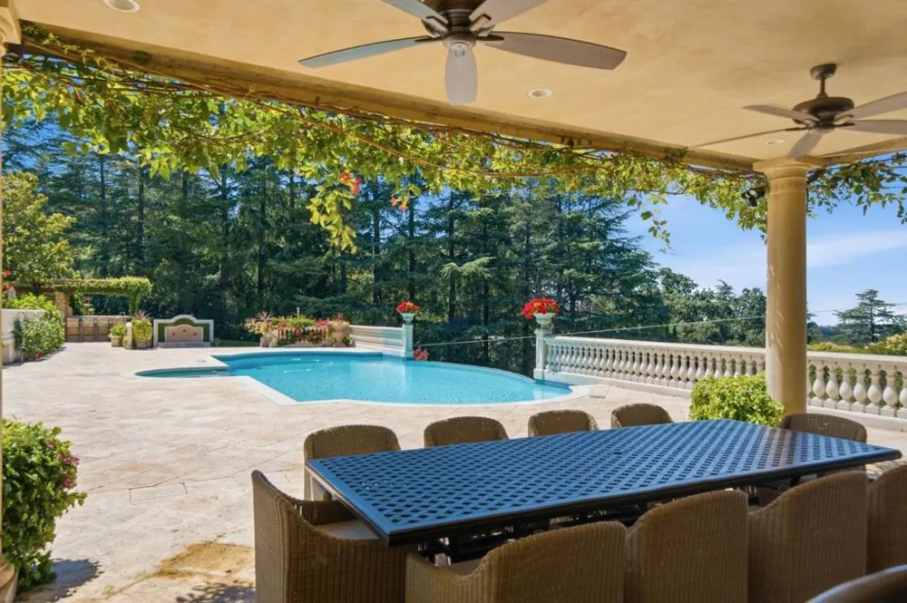 10285 Magdalena Road Los Altos Hills, CA 94024