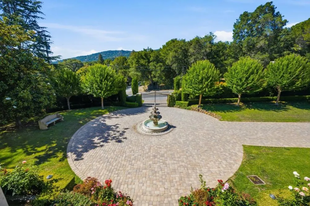10285 Magdalena Road Los Altos Hills, CA 94024