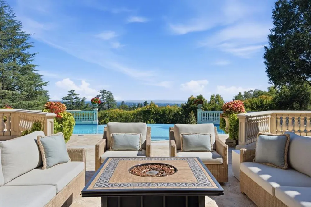 10285 Magdalena Road Los Altos Hills, CA 94024