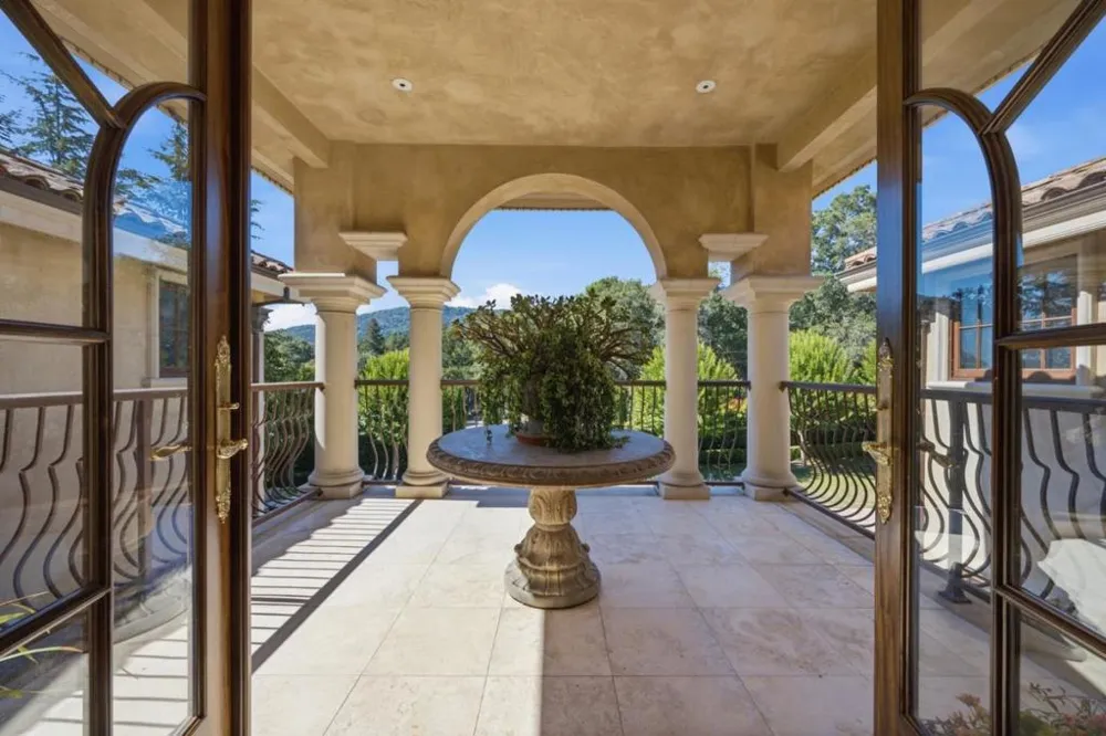 10285 Magdalena Road Los Altos Hills, CA 94024