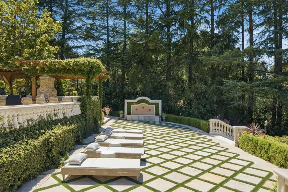 10285 Magdalena Road Los Altos Hills, CA 94024