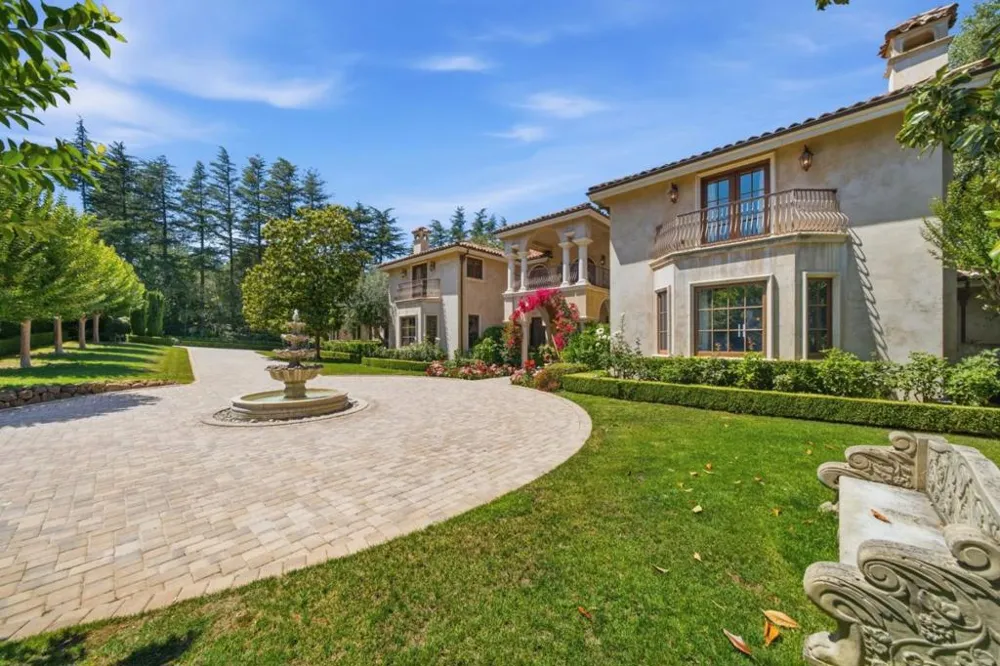 10285 Magdalena Road Los Altos Hills, CA 94024