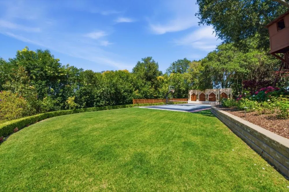 10285 Magdalena Road Los Altos Hills, CA 94024