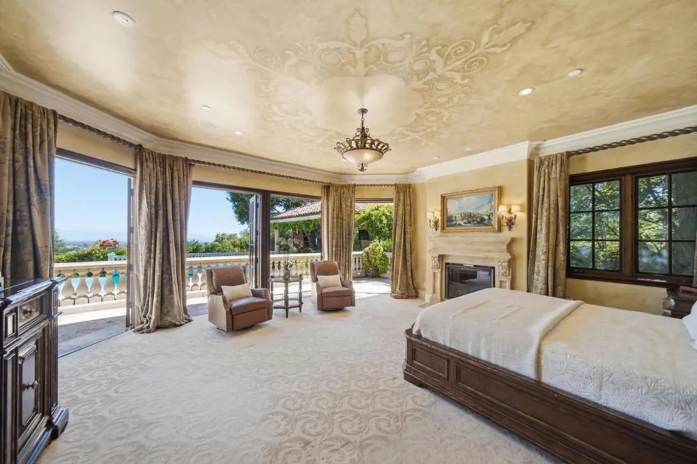 10285 Magdalena Road Los Altos Hills, CA 94024