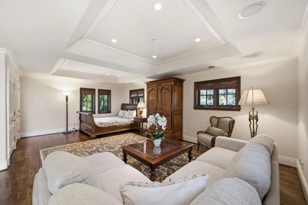 10285 Magdalena Road Los Altos Hills, CA 94024