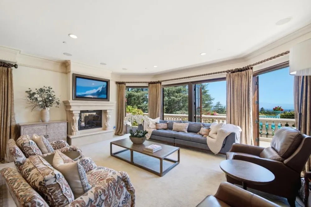 10285 Magdalena Road Los Altos Hills, CA 94024