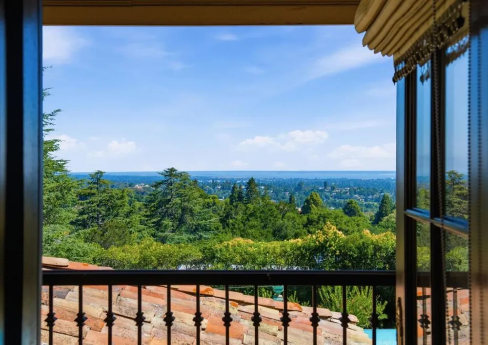 10285 Magdalena Road Los Altos Hills, CA 94024