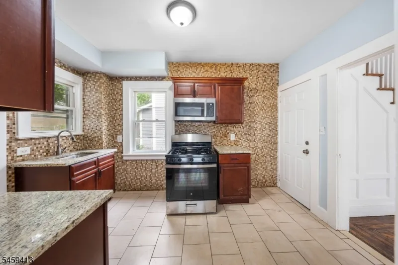125 Pine Grove Ter Newark City, NJ 07106