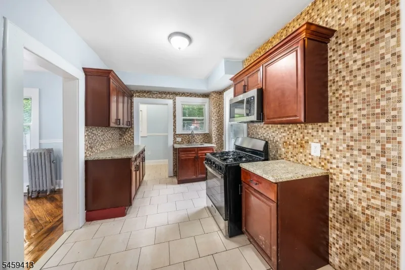 125 Pine Grove Ter Newark City, NJ 07106