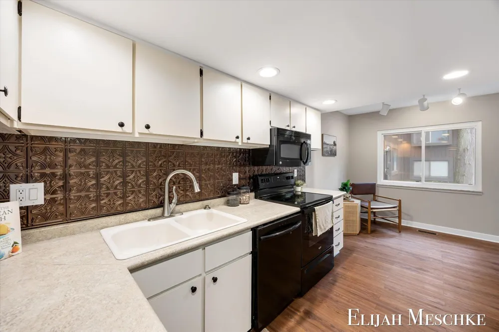 160 Carberry Hill Court Kalamazoo, MI 49006