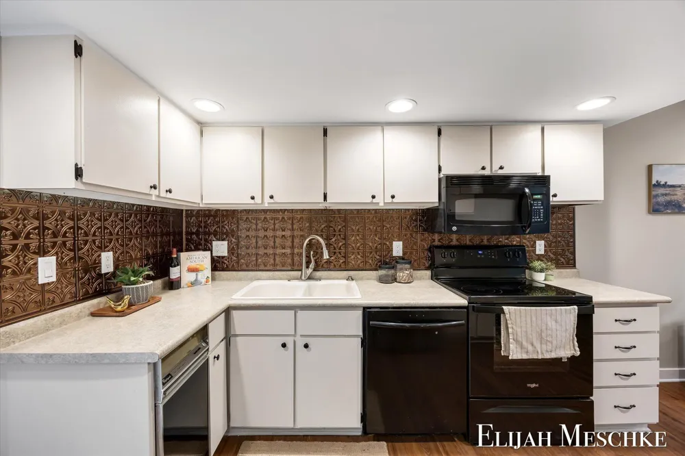 160 Carberry Hill Court Kalamazoo, MI 49006
