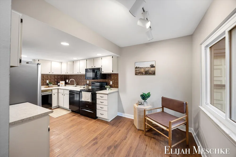 160 Carberry Hill Court Kalamazoo, MI 49006