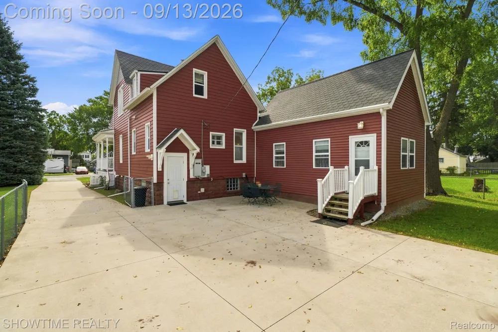 1513 Saint Clair Boulevard Algonac City, MI 48001
