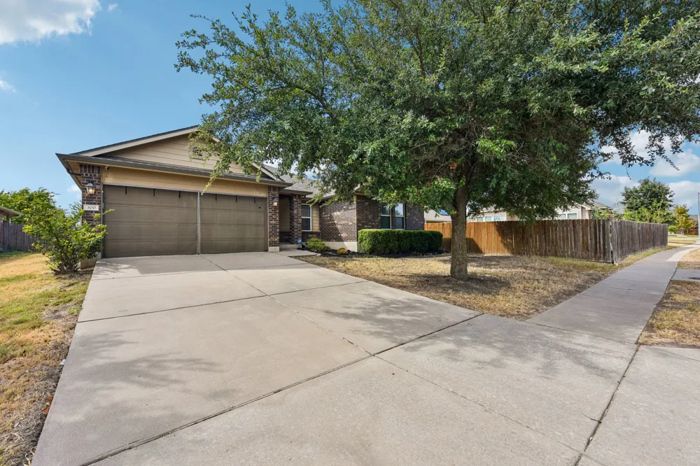 300 Hendelson Lane Hutto, TX 78634