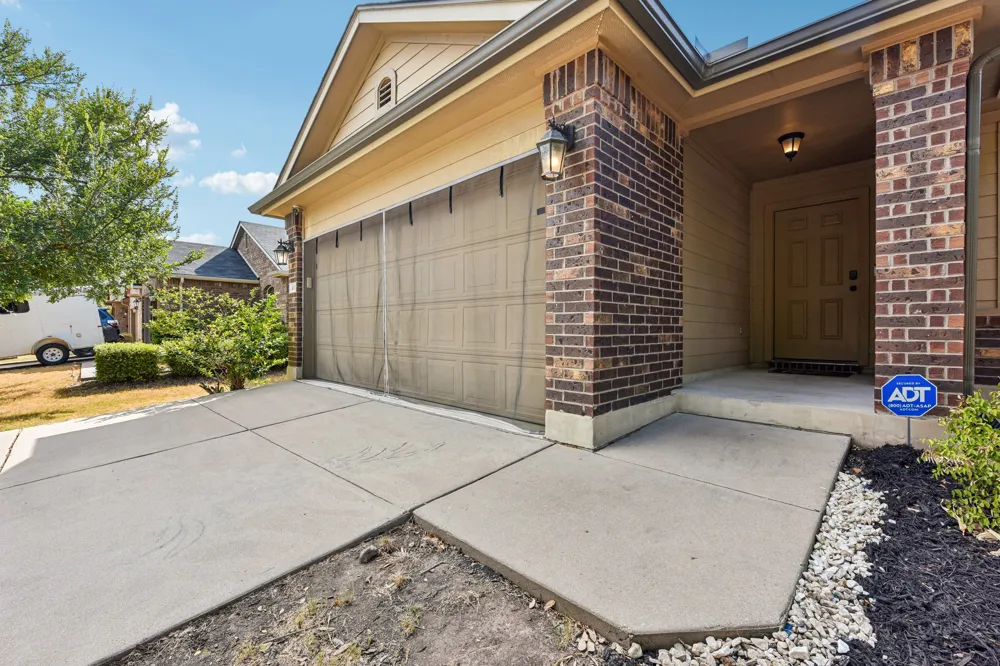 300 Hendelson Lane Hutto, TX 78634
