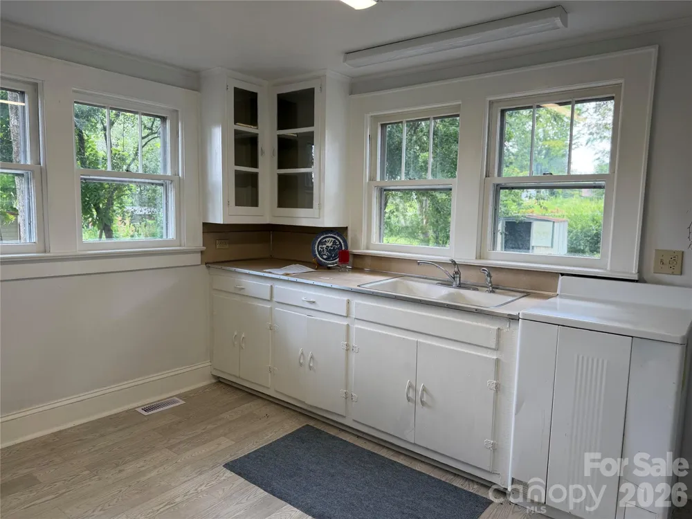142 26th Street SW Hickory, NC 28602