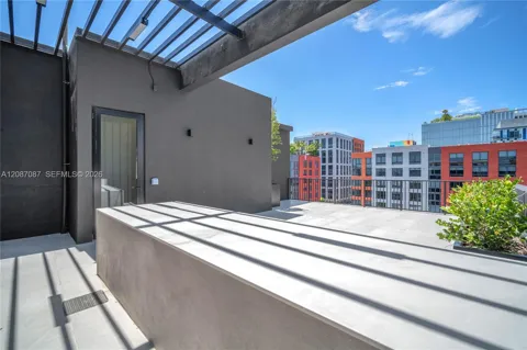 91 NW 27th St #504