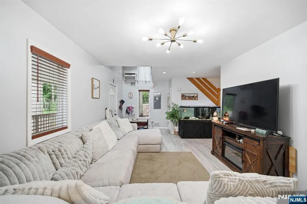 19 Northwestern Way Hopatcong, NJ 07843