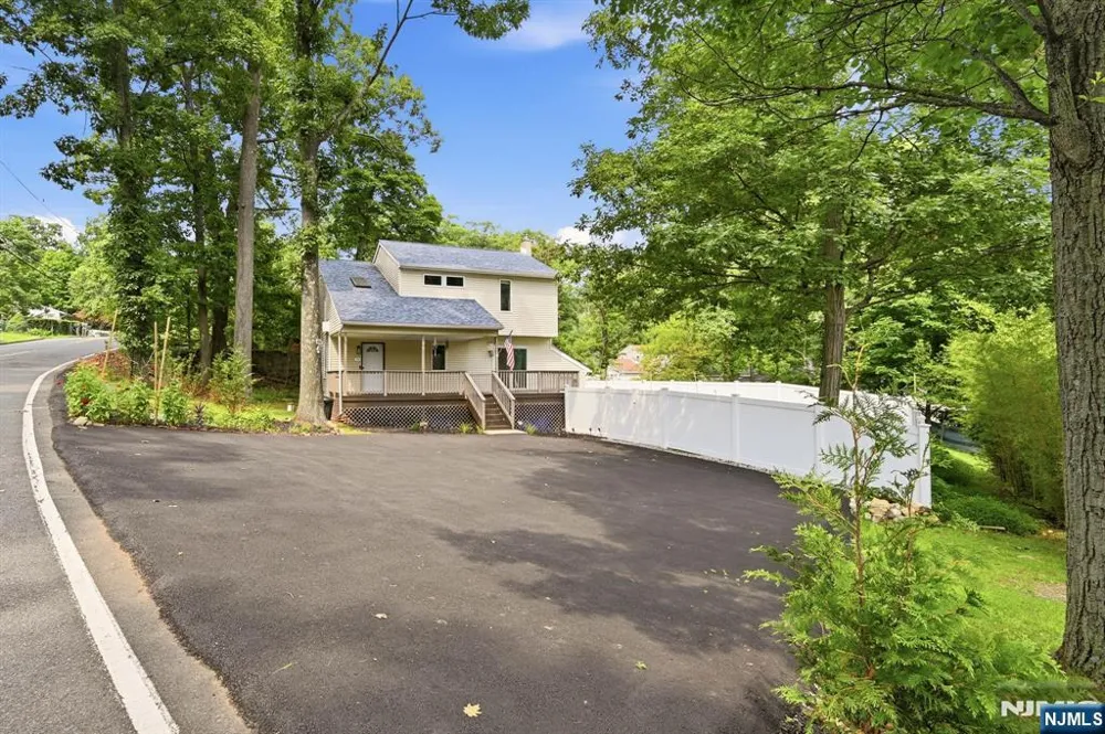 19 Northwestern Way Hopatcong, NJ 07843