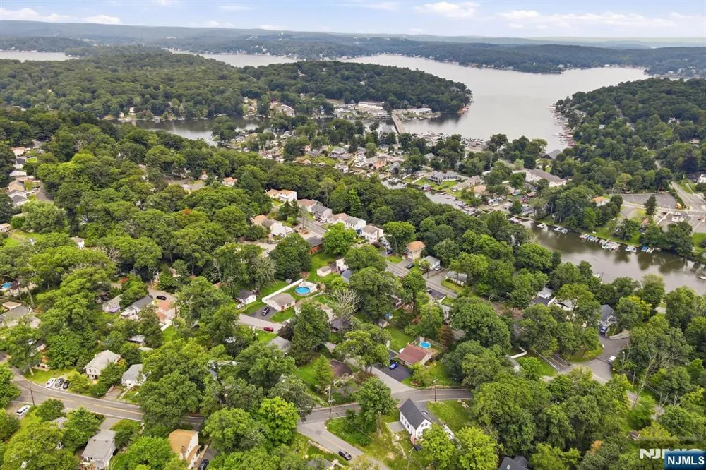 19 Northwestern Way Hopatcong, NJ 07843