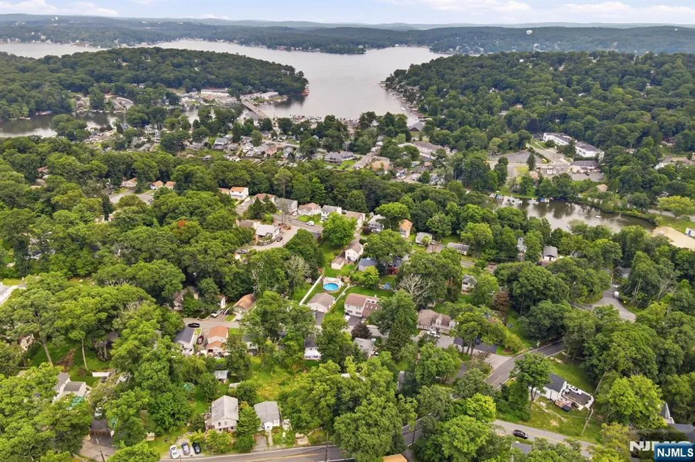 19 Northwestern Way Hopatcong, NJ 07843