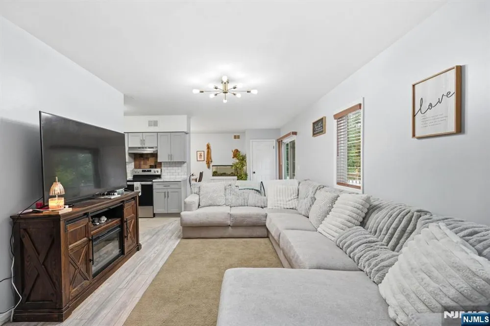 19 Northwestern Way Hopatcong, NJ 07843