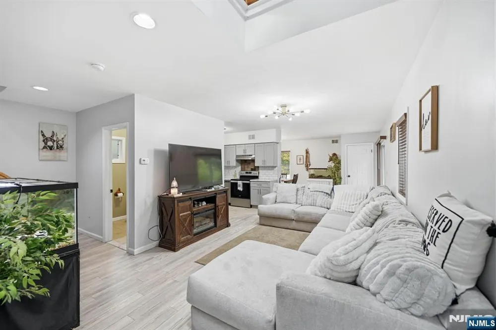19 Northwestern Way Hopatcong, NJ 07843