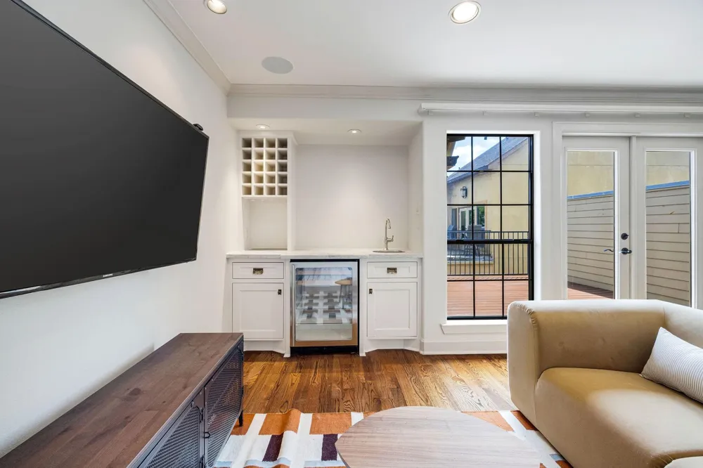 2415 Commonwealth Street Houston, TX 77006