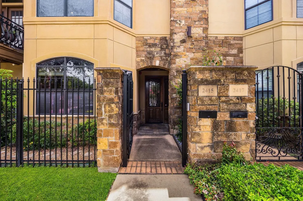 2415 Commonwealth Street Houston, TX 77006
