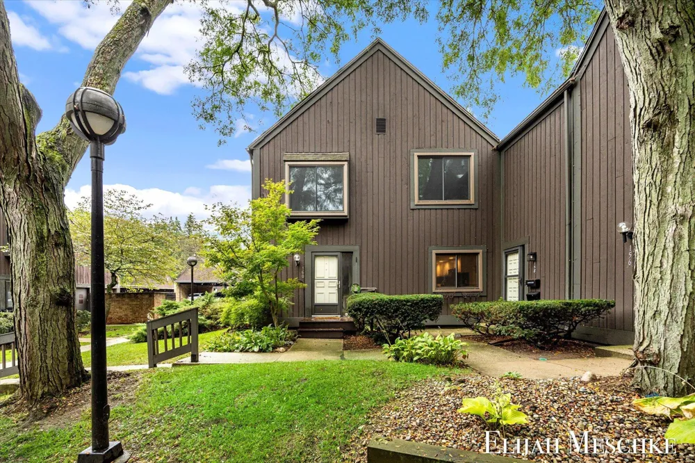 160 Carberry Hill Court Kalamazoo Charter Township, MI 49006