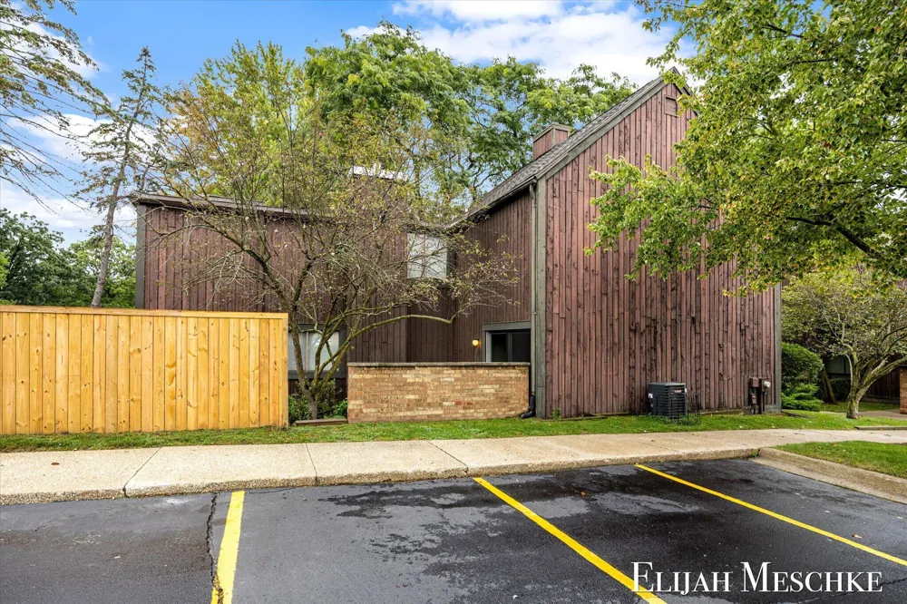 160 Carberry Hill Court Kalamazoo Charter Township, MI 49006