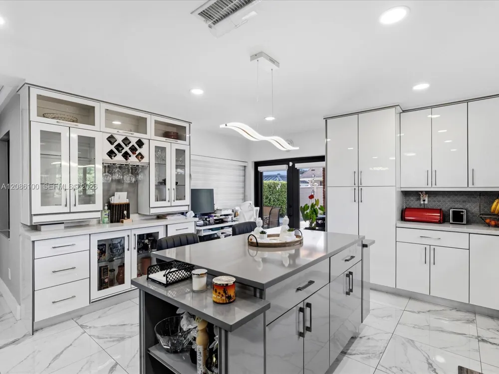 9152 SW 6th St Miami, FL 33174