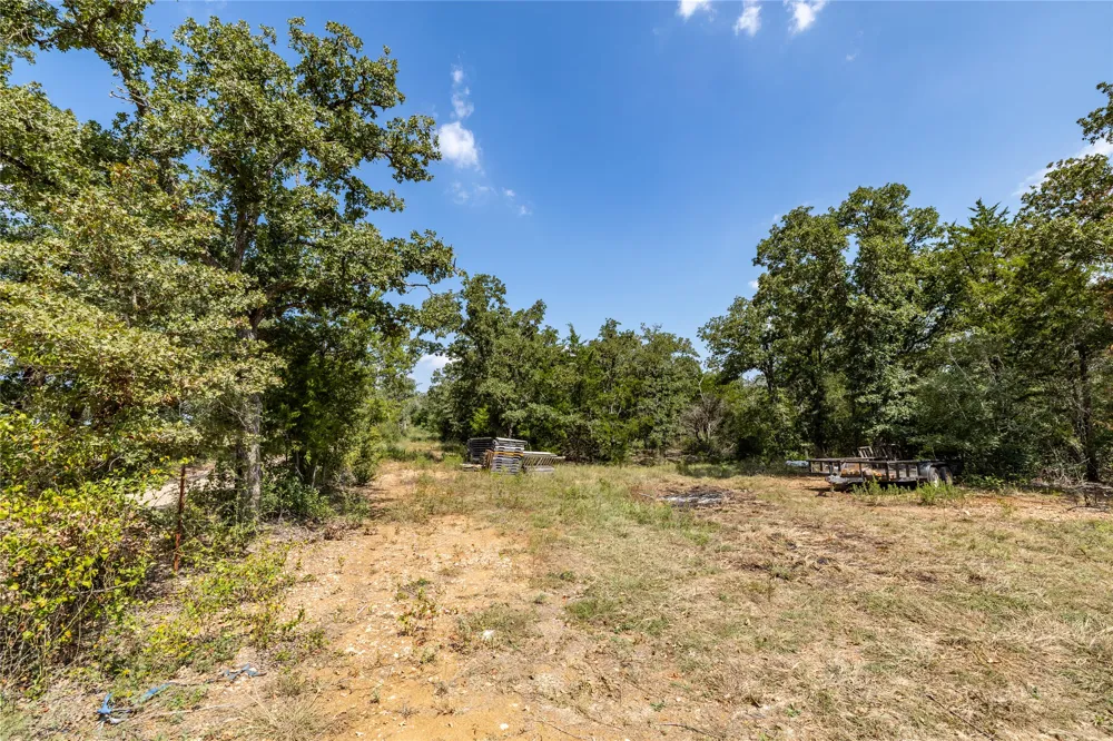 3 Edgewood Trail Road Paige, TX 78659